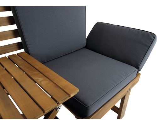 Detailopname van een tuinmeubel met houten tafel en grijze kussens