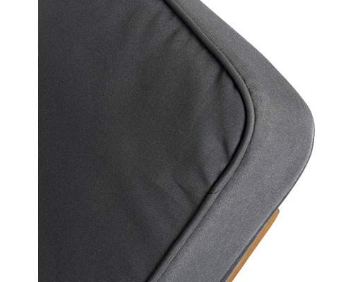 Detailopname van een grijs stoelkussen met rand