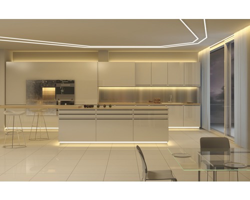 Moderne keuken met kookeiland, kasten en verlichting