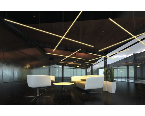 Lounge met verlichting, zitmeubelen en potplanten in een modern ontworpen ruimte.