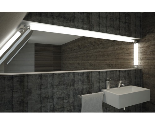 Badkamer met wastafel, handdoek en verlichting