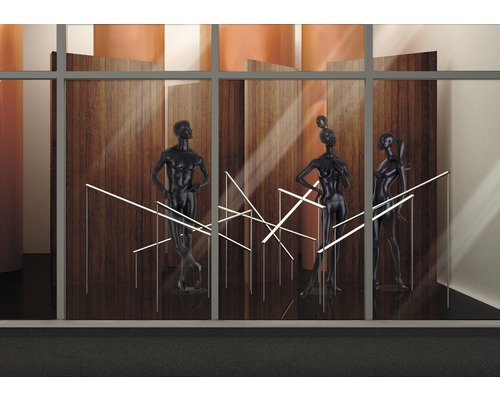 Winkelruit met drie mannequins en abstracte verlichting voor houten panelen