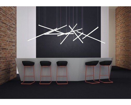 Interieur met bar, barkrukken en decoratieve hanglamp