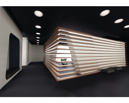 Interieur met houten lamellenwand, plafondlampen en zitplaatsen