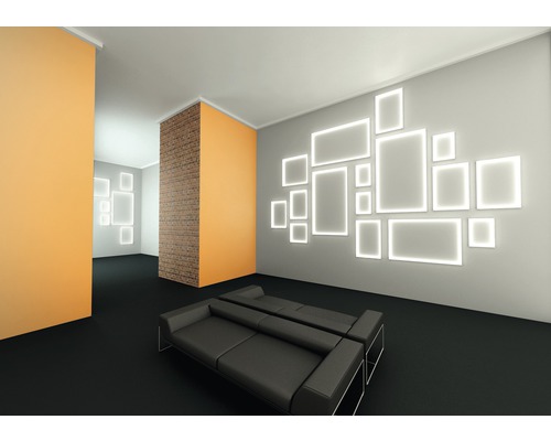 Lobby met bank, bakstenen muur en verlichte lijsten aan de muur