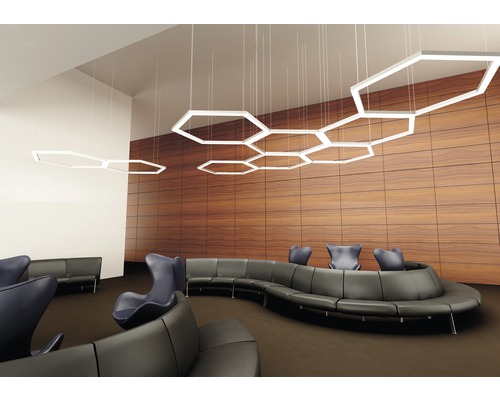 Lounge met zeshoekige hanglampen, banken en fauteuils