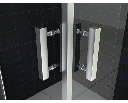 Detailaanzicht van een douchecabine met handgrepen