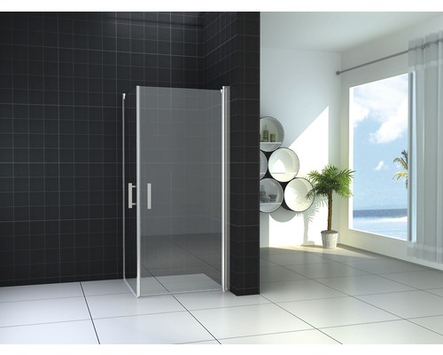 Douchecabine in moderne badkamer met tegels en raam