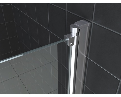 Gedetailleerde weergave van een douchecabine met glaselement en metalen profiel