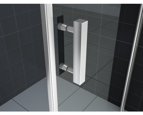 Detailopname van een douchecabinedeur met handgreep