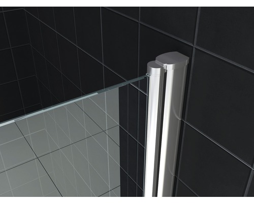 Detailopname van een douchecabine met glazen wand en zilverkleurig profiel