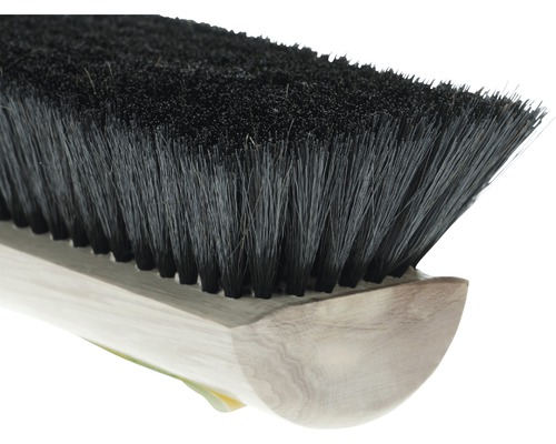 Straatbezem met borstelharen en houten corpus