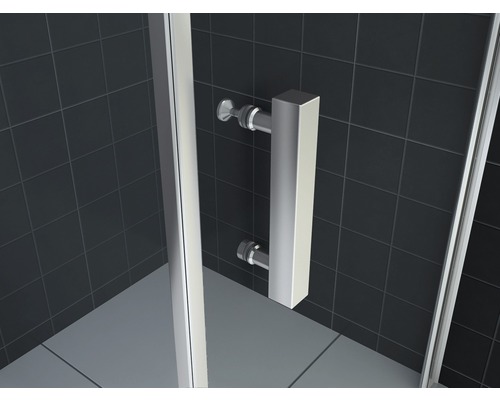 Detail van een douchecabine met handgreep en deurkozijn