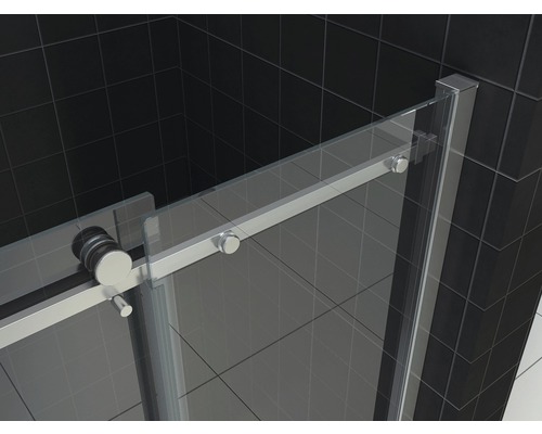 Detailopname van een douchecabine met schuifdeur en beslag