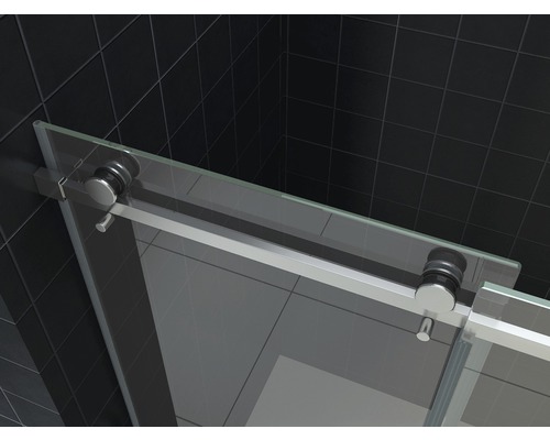 Detailopname van een douchecabine met schuifdeur en beslag