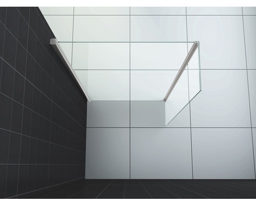 Detailweergave van een hoek met glazen douchewand in de badkamer