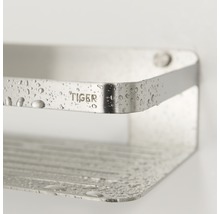 Tiger Logo op een metalen doucheplank met watervlekken