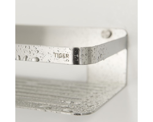 Tiger Logo op een metalen doucheplank met watervlekken