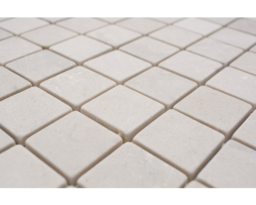 Close-up van vierkante mozaïektegels van natuursteen