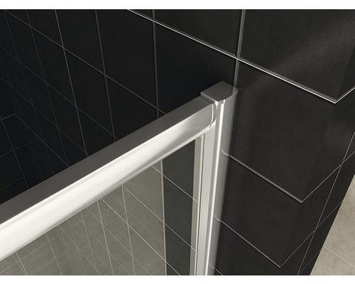 Detailopname van een douchecabine met aluminium frame en glazen wand