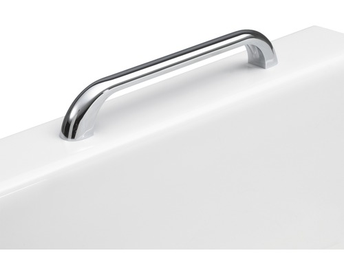 Metalen handgreep op een wit oppervlak