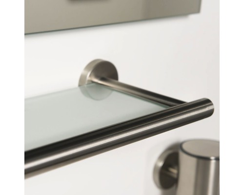 Glazen plank met beugel in badkamer