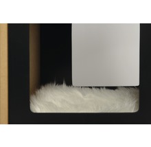 Detailweergave van een kattenmeubel met een zacht kussen