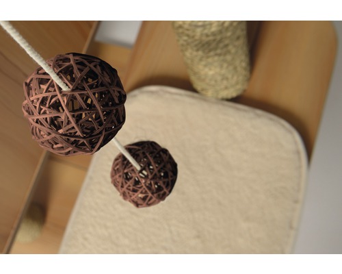 Detailopname van twee bruine speelballen van rotan aan een koord