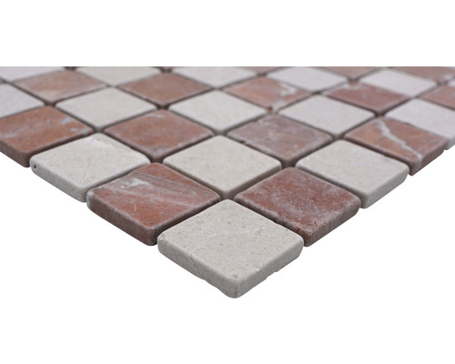 Mozaïektegels van natuursteen in het formaat 30 bij 30 centimeter