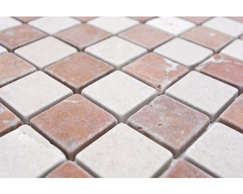 Close-up van mozaïektegels in ruitvorm