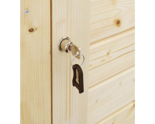 Sleutel in het slot van een houten deur