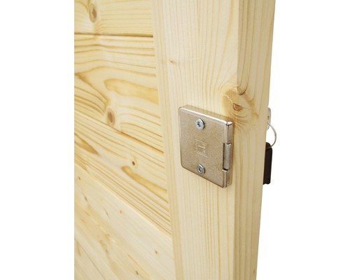 Detail van een houten slot op een houten deur