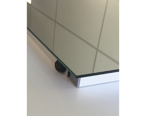 Detail van een glazen plaat met schakelaar