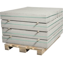 Stapel grijze terrastegels op een houten pallet