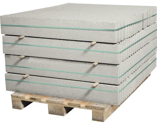 Stapel grijze terrastegels op een houten pallet