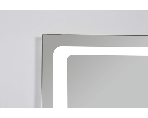 Detail van een verlichte spiegel met lijst