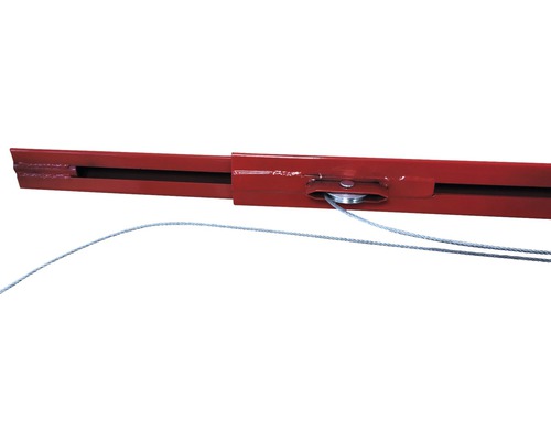 Detail van een rood hefplatform met staalkabel