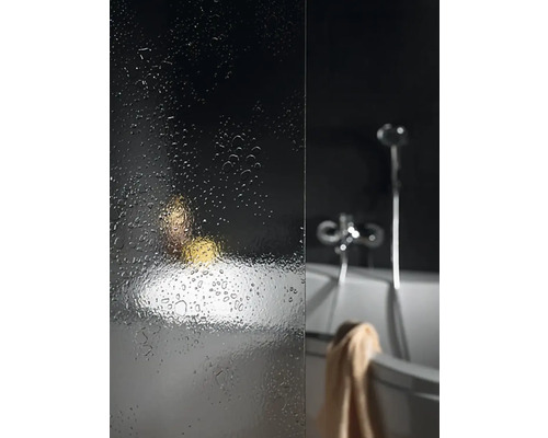 Badkamer met douchewand en badkuip