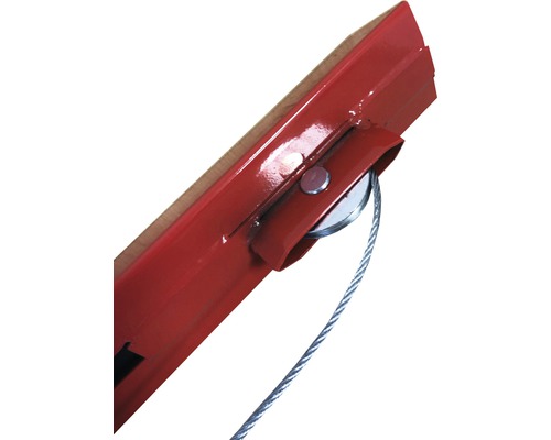 Detail van een steenzaag met metalen frame en staalkabel