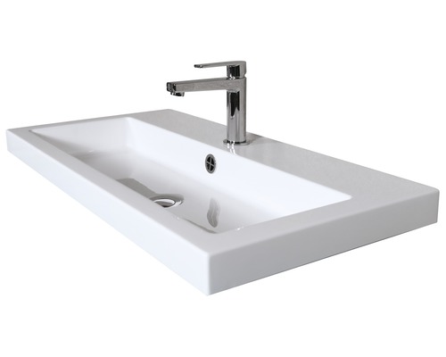 Witte keramische opzetwastafel met kraan