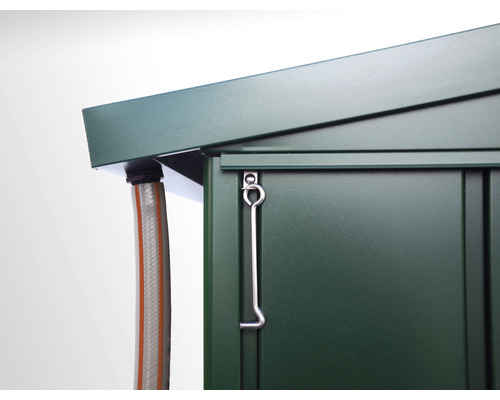 Detailweergave van een tuinhuis met deurvergrendeling en slangdoorvoer