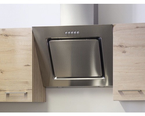 Roestvrijstalen afzuigkap tussen keukenkasten