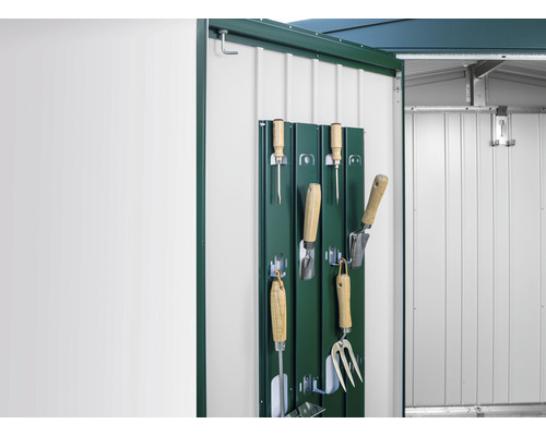 Tuingereedschapskast met gereedschap aan de wandhouder