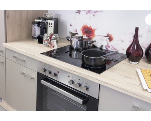 Keukenscène met fornuis, kookplaten, pannen en keukengerei op een licht aanrecht