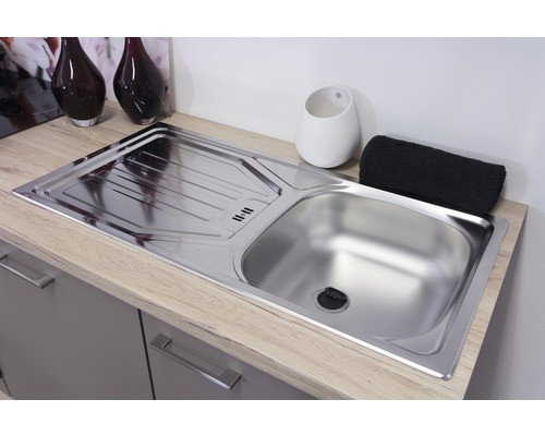 Roestvrijstalen spoelbak met afdruipvlak op een werkblad