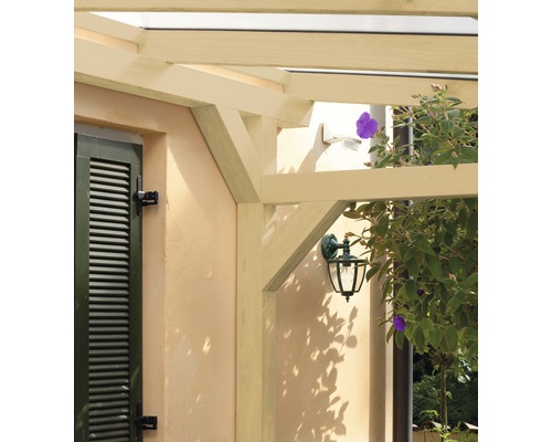 Detailopname van een houten pergola met buitenwandlamp en luiken