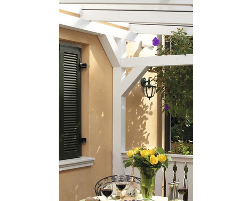 Terras met pergola, tafel en decoratie