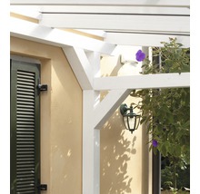 Detail van een witte pergola met buitenlamp en luik