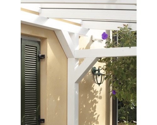 Detail van een witte pergola met buitenlamp en luik