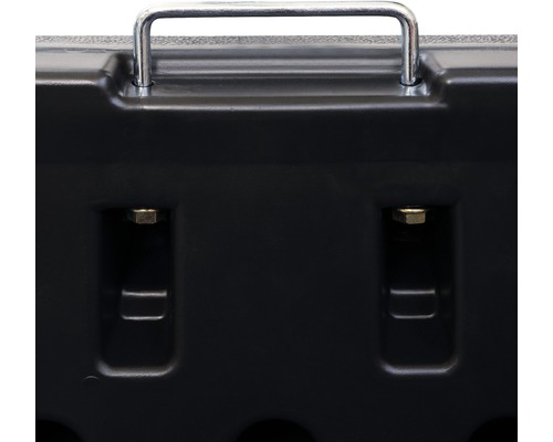 Detailopname van een zwart product met metalen handgreep en schroeven